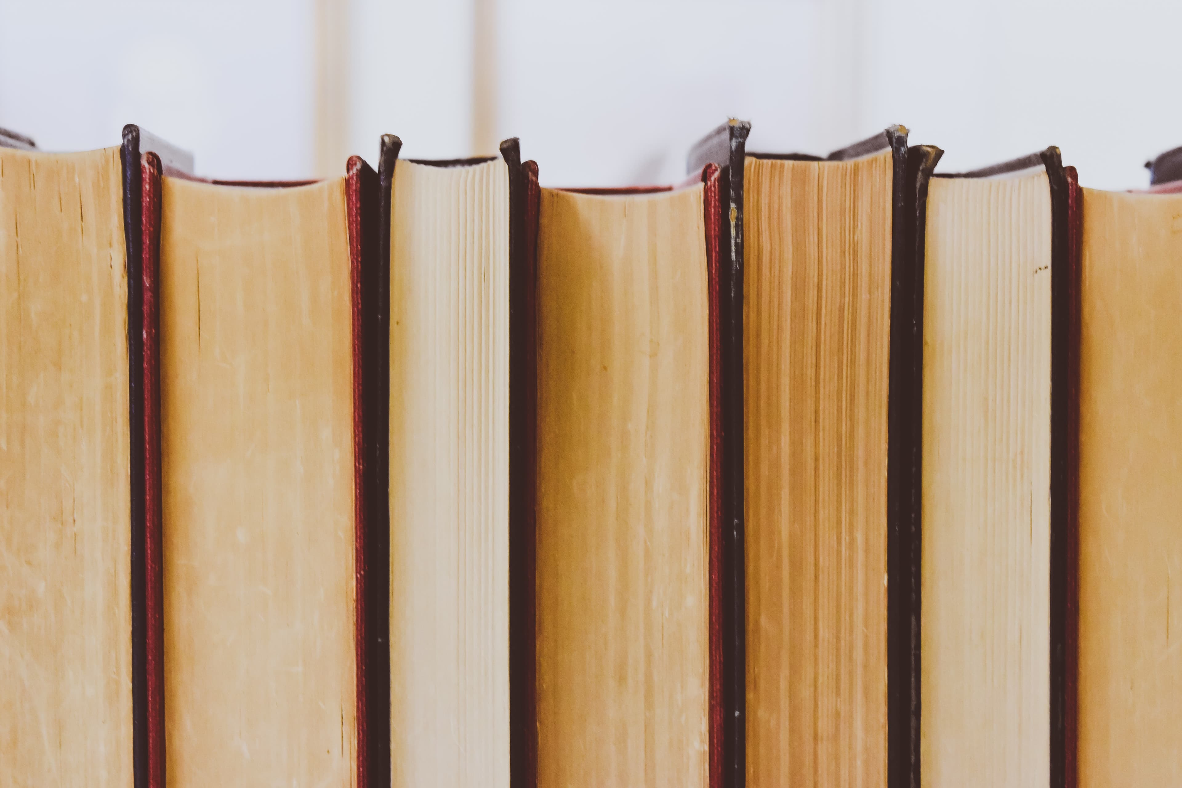 Tranches de livres alignés