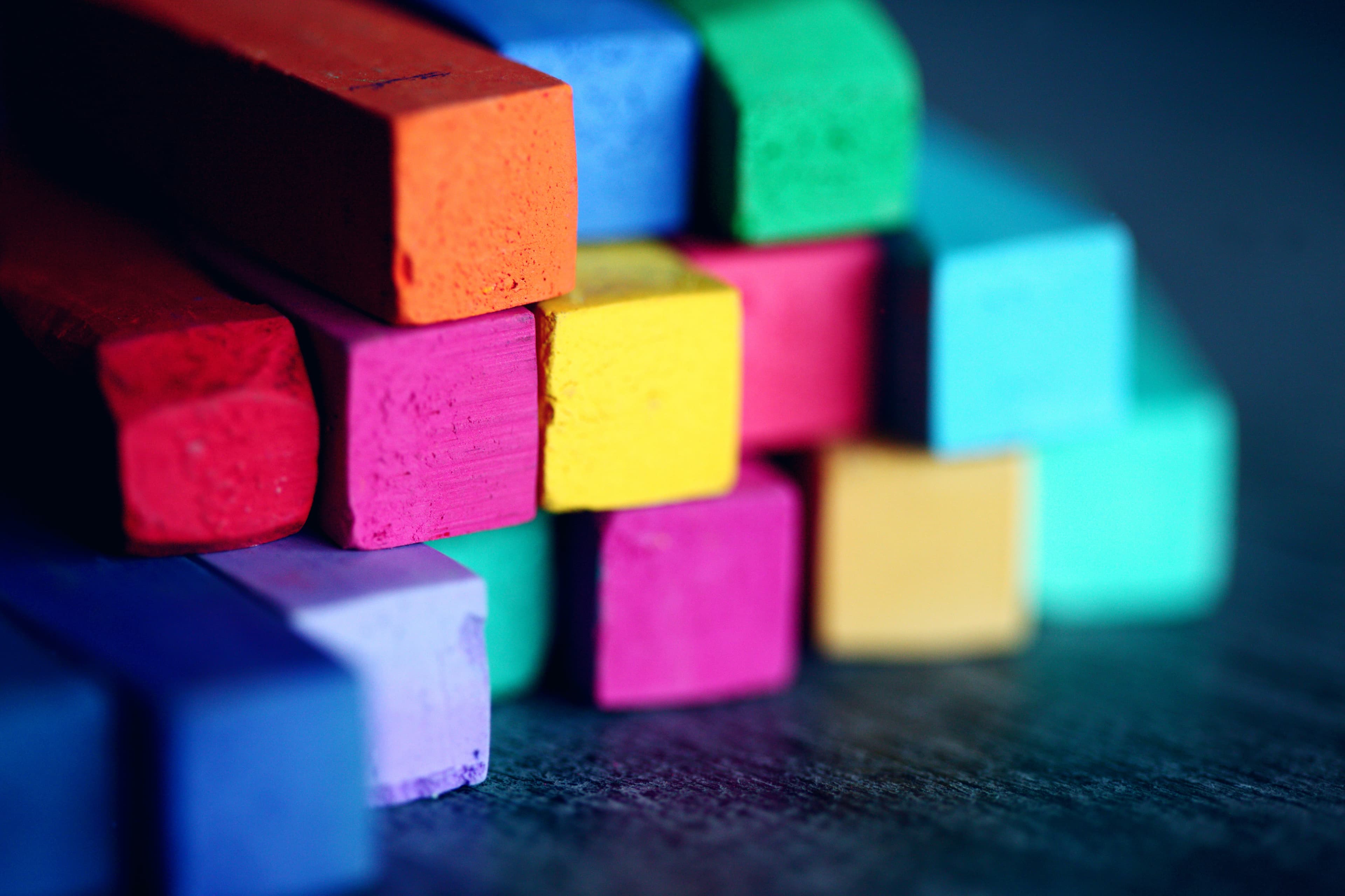 Blocs de bois aux couleurs vives