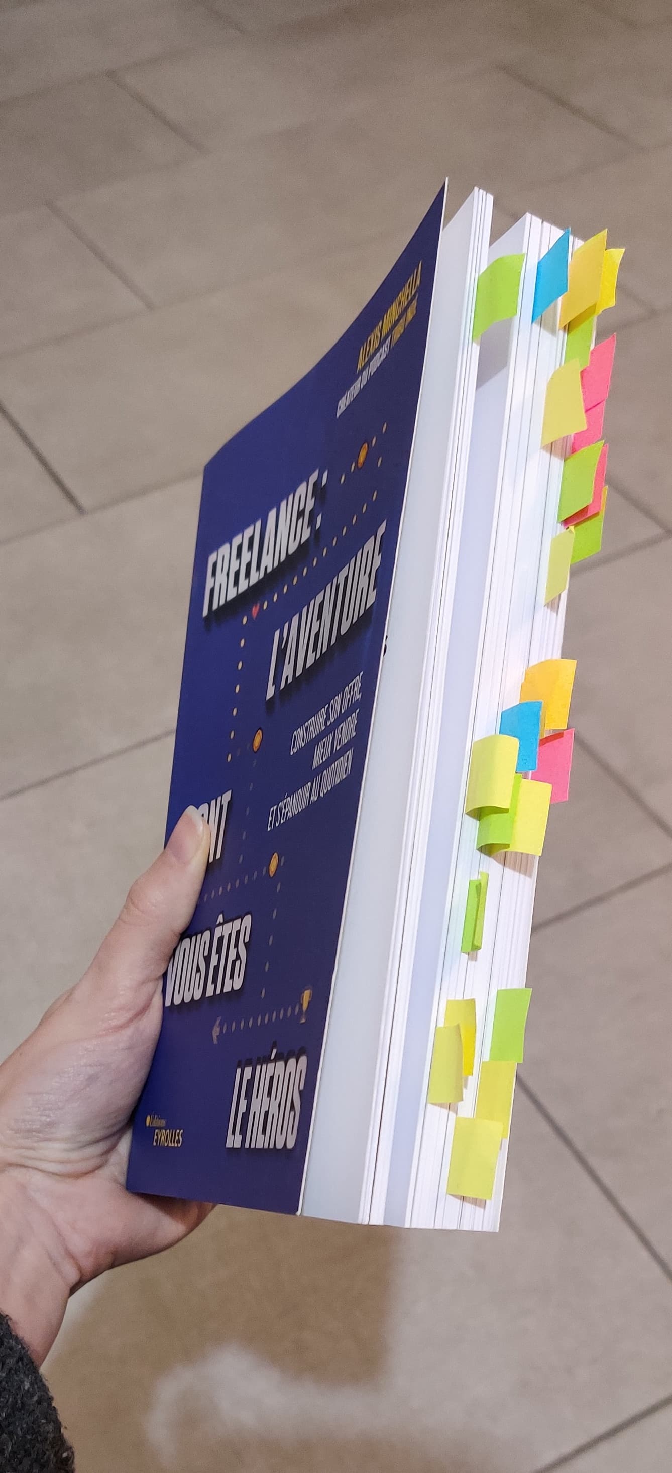 Livre annoté avec de nombreux post-it